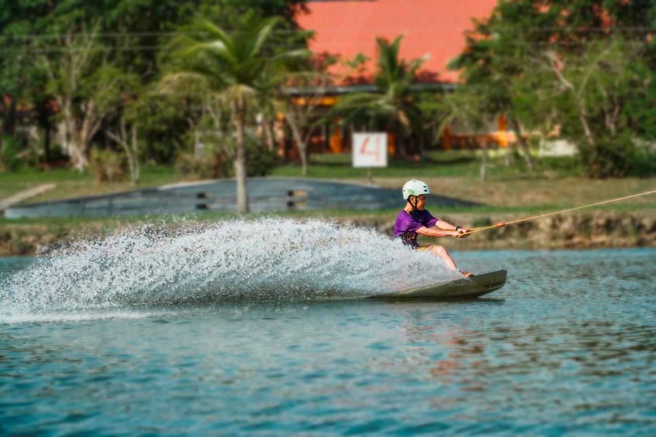Harris Resort Batam Waterfront Sekupang Екстер'єр фото